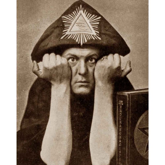 Ein Bild, das Menschliches Gesicht, Mann, Porträt, Bild enthält.

KI-generierte Inhalte können fehlerhaft sein.