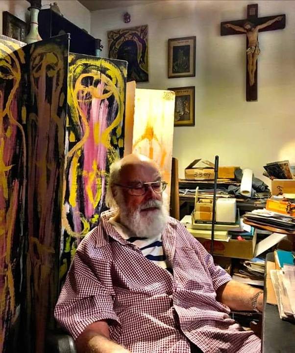 Ein Bild, das Person, Im Haus, Kleidung, Wand enthält.

KI-generierte Inhalte können fehlerhaft sein.