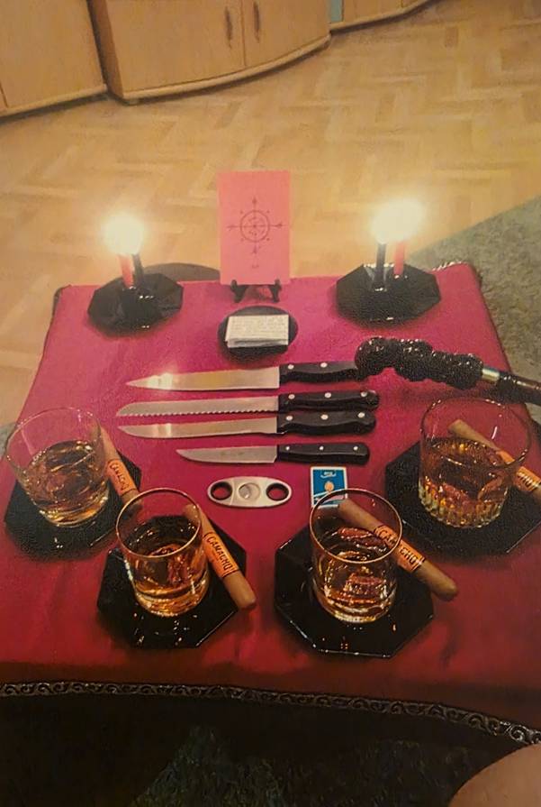 Ein Bild, das Text, Tisch, Geschirr, Im Haus enthält.

KI-generierte Inhalte können fehlerhaft sein.