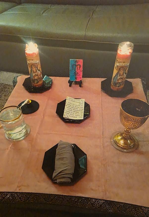 Ein Bild, das Tisch, Im Haus, Kerze, Text enthält.

KI-generierte Inhalte können fehlerhaft sein.