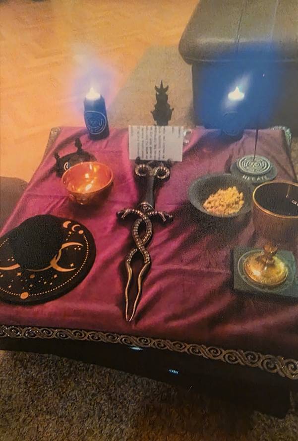 Ein Bild, das Im Haus, Geschirr, Kerze, Wand enthält.

KI-generierte Inhalte können fehlerhaft sein.