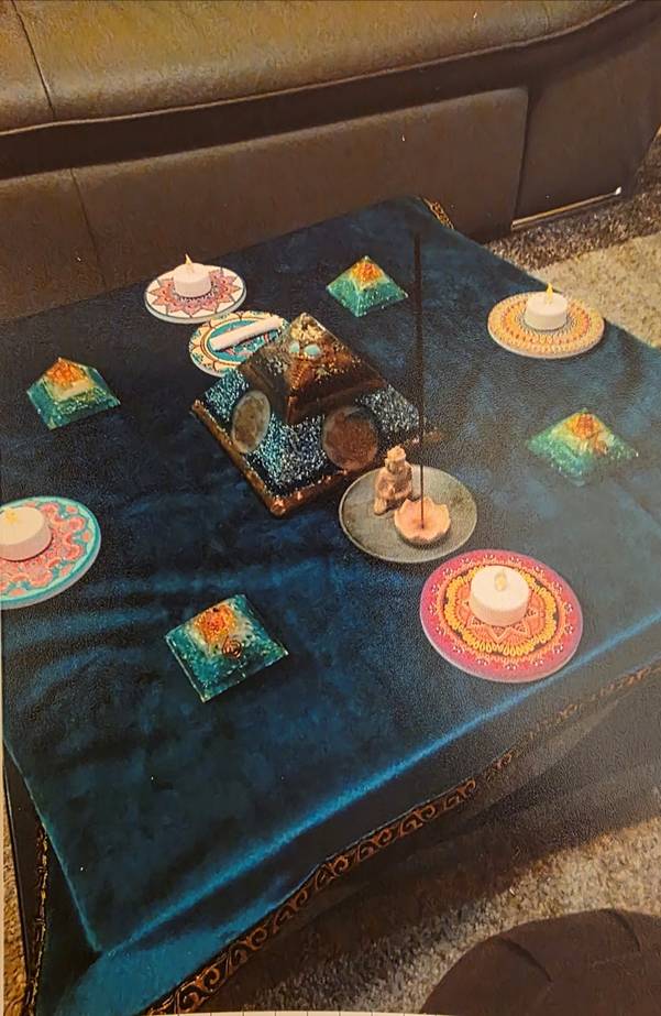 Ein Bild, das Bild, Kunst, Gelände, Tisch enthält.

KI-generierte Inhalte können fehlerhaft sein.