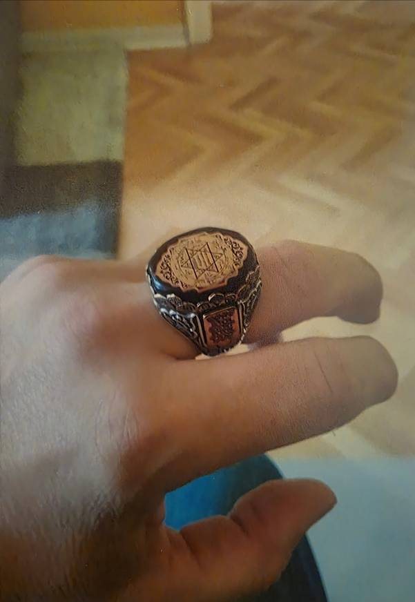 Ein Bild, das Person, Im Haus, Nagel, Uhr enthält.

KI-generierte Inhalte können fehlerhaft sein.