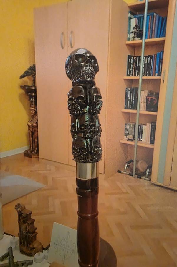 Ein Bild, das Im Haus, Wand, Buch, Statue enthält.

KI-generierte Inhalte können fehlerhaft sein.